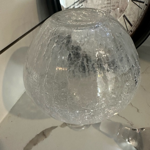 Crackled clear glass round globe decanter with crystal  closure stopper - Picture 6 of 7